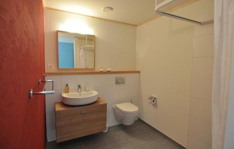 Apartamento Chasa Paoletta Ramosch Habitación foto